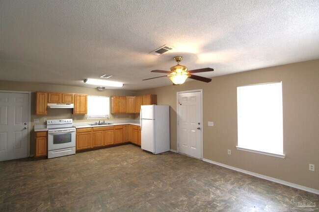 Foto del edificio - 8437 Cherry Ave