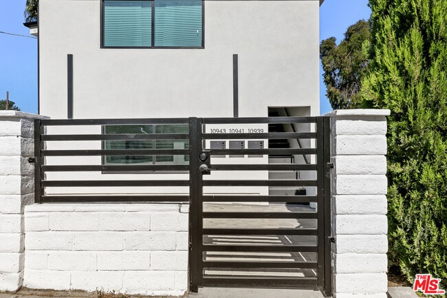 Building Photo - 10943 Christine Way