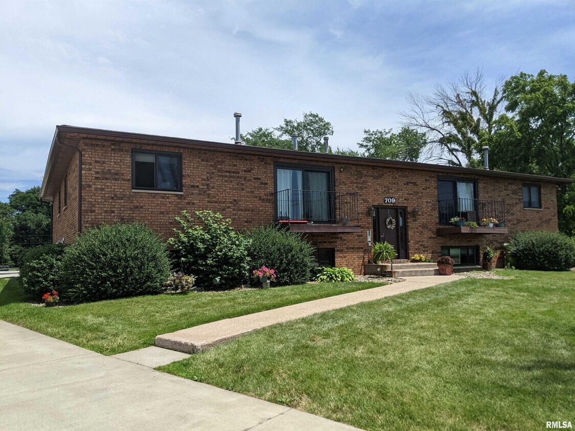 709 Crosstown Ave, Silvis, IL 61282 House Rental in Silvis, IL