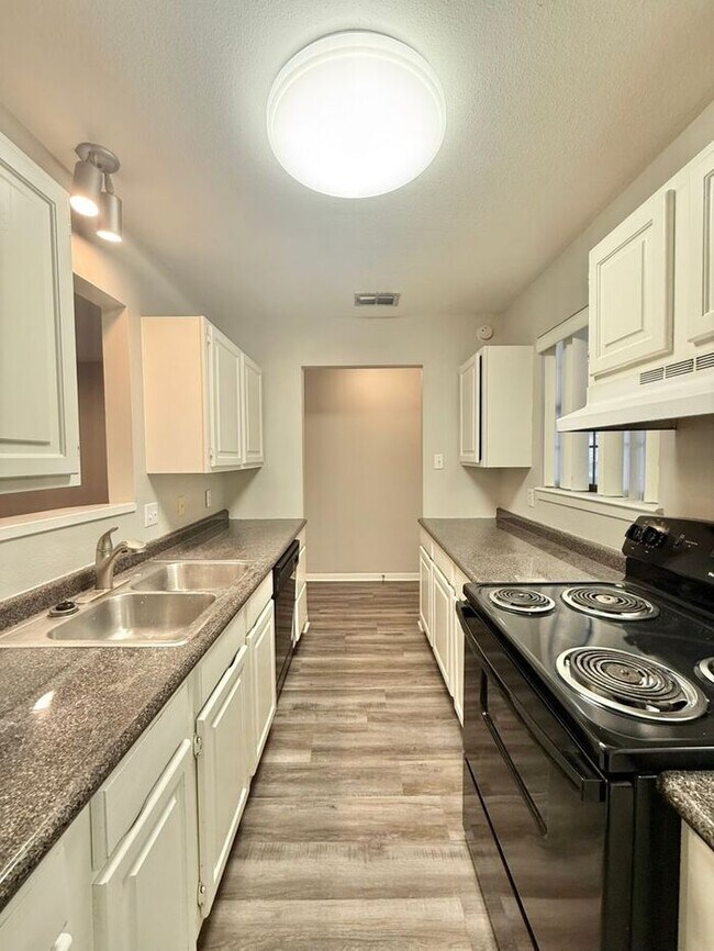 Foto del edificio - Tour Today! Stunning 3 Bedroom, 2 Bathroom Duplex in Tyler!