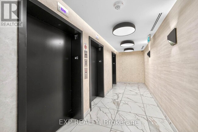Photo du bâtiment - 2300 St Clair Ave W