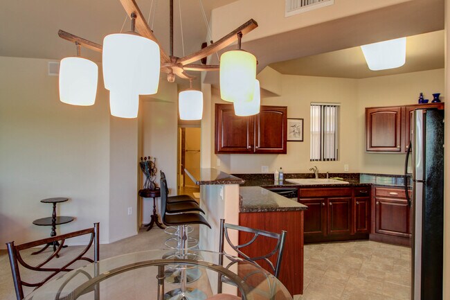 Foto del edificio - 2550 E River Rd