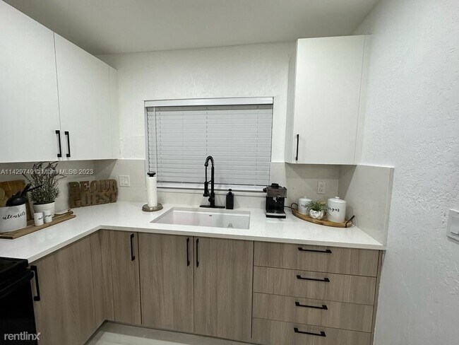 Building Photo - 3 br, 2 bath Townhome - 20302 NW 28th Ct
