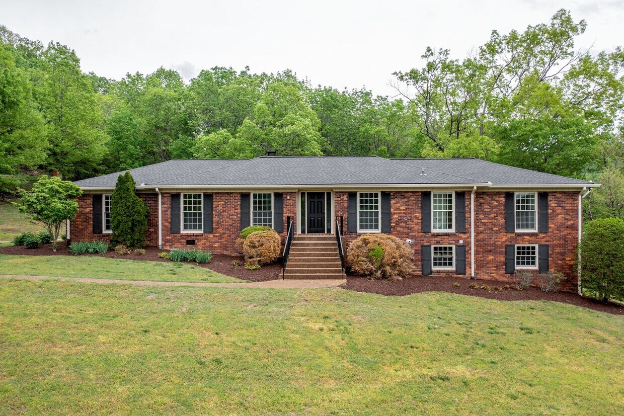 Primary Photo - Hilltop Luxury Near Radnor Lake – Spacious...