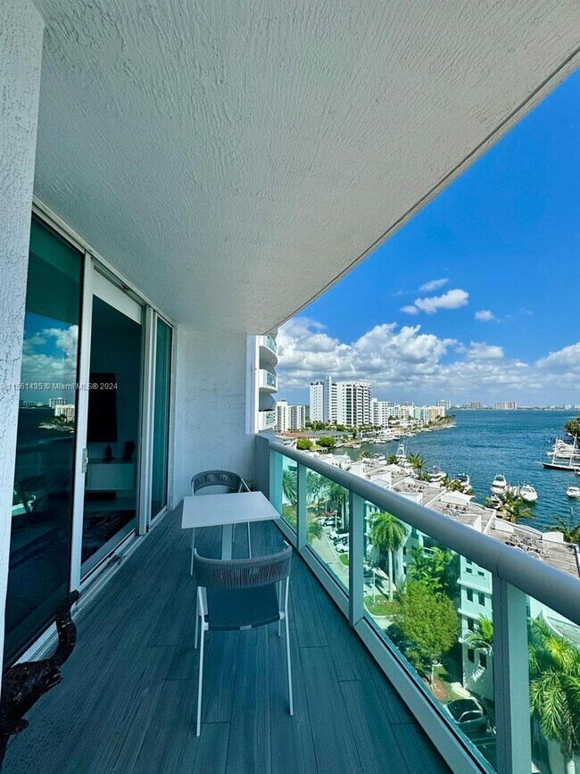 Foto del edificio - 7900 Harbor Island Dr