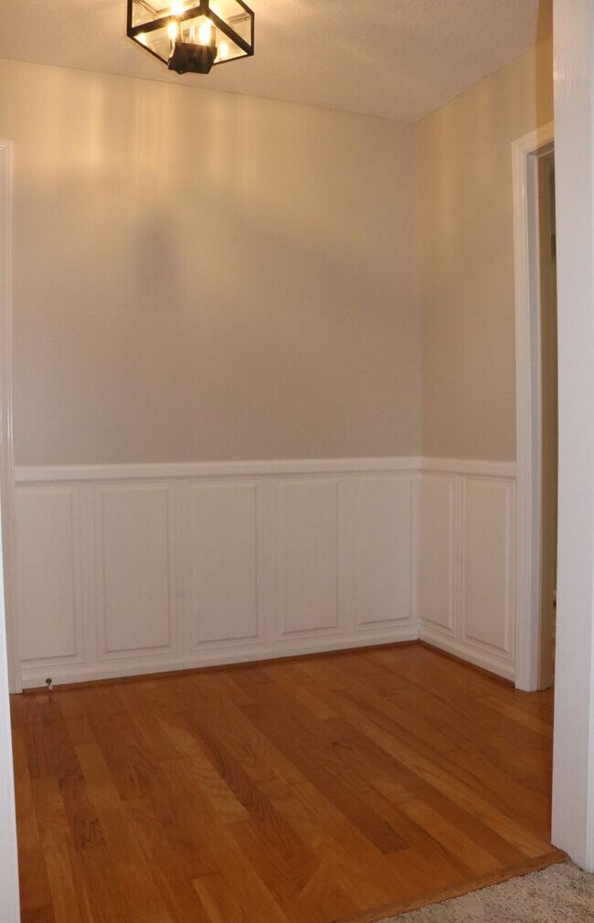 Foto del edificio - Spacious 3 bedroom, 2 bath brick ranch wit...