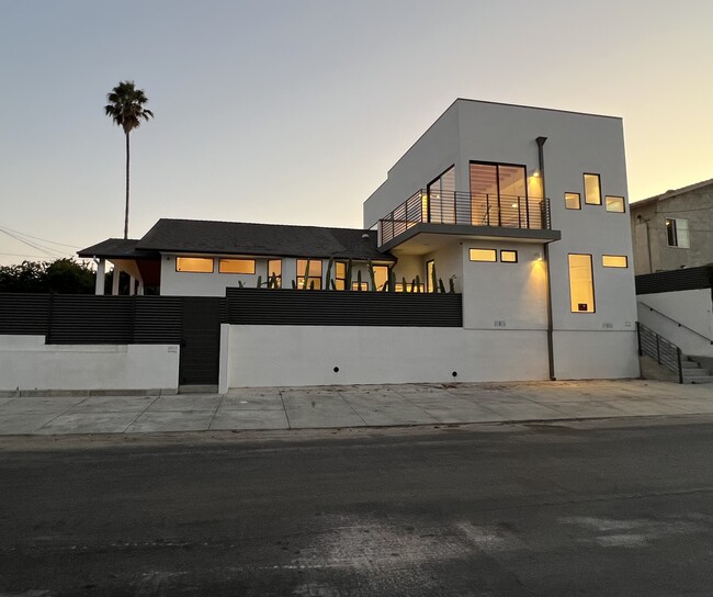 Building Photo - 2076 Blake Ave
