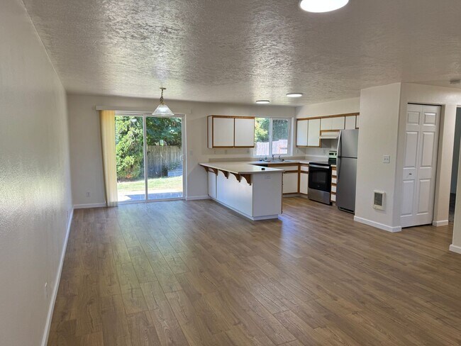 Foto del edificio - 4 bedroom 1.5 bathroom duplex