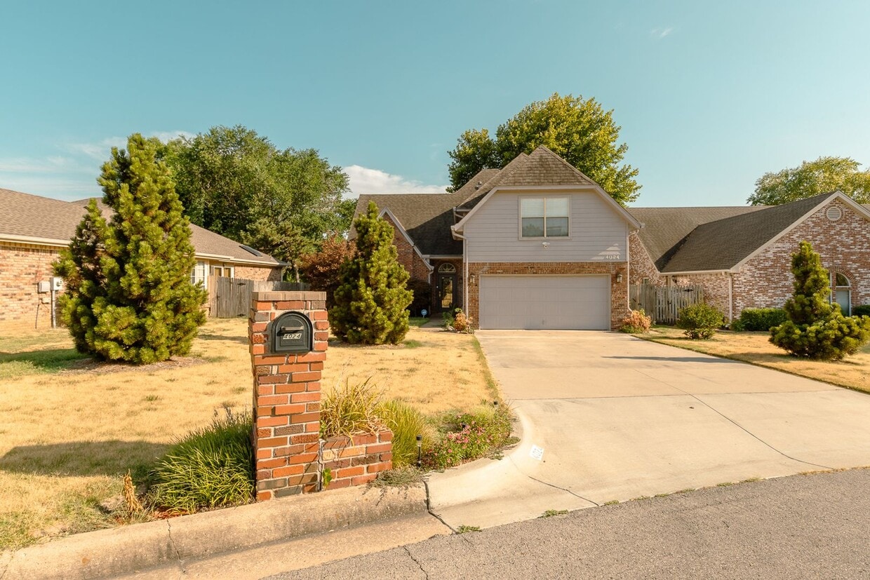 Foto principal - 4 Bed | 3 Bath in South Tulsa!