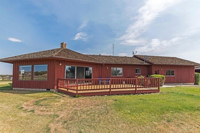 Building Photo - Spectacular Custom Home with Gorgeous Moun...