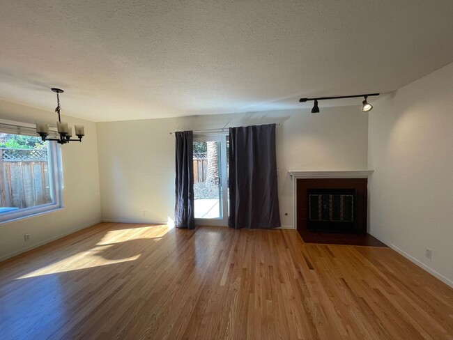 Foto del edificio - Gorgeous Mt. View townhome with garage, EV...