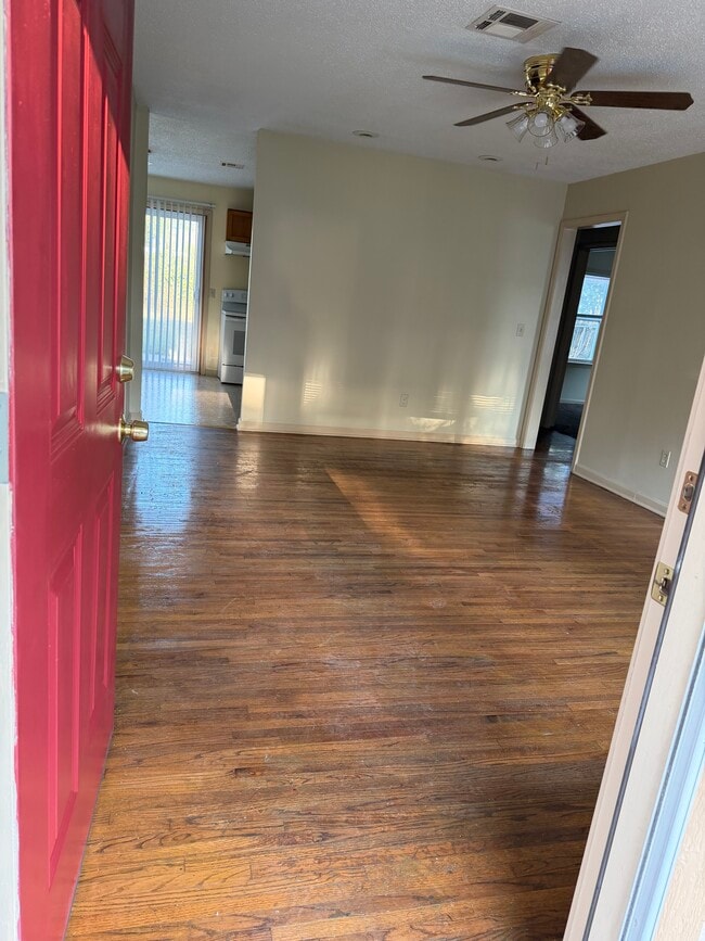 Foto del edificio - 2368 N Erie Ave