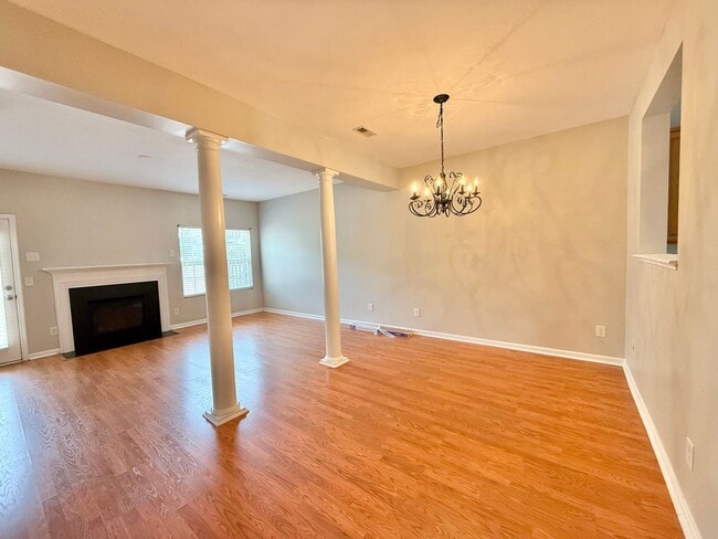 Building Photo - Charming 3BD, 2BA Apex Townhome In a Prime...