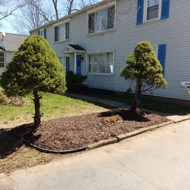 Building Photo - 318 E Linden Ave