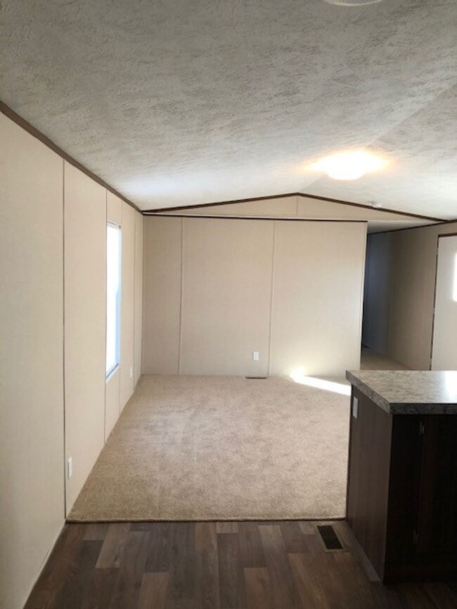 Foto del edificio - Three bedroom two bathroom mobile home sin...