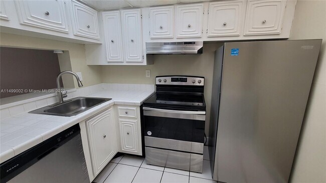 Foto del edificio - 494 NW 165th Street Rd