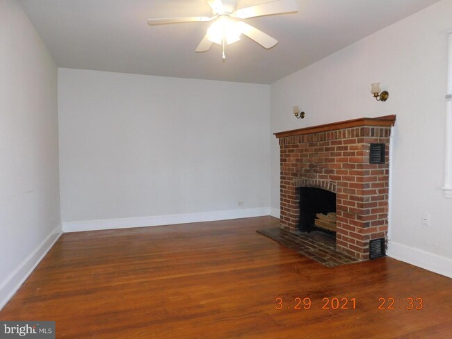 Building Photo - 898 Hilltop Dr