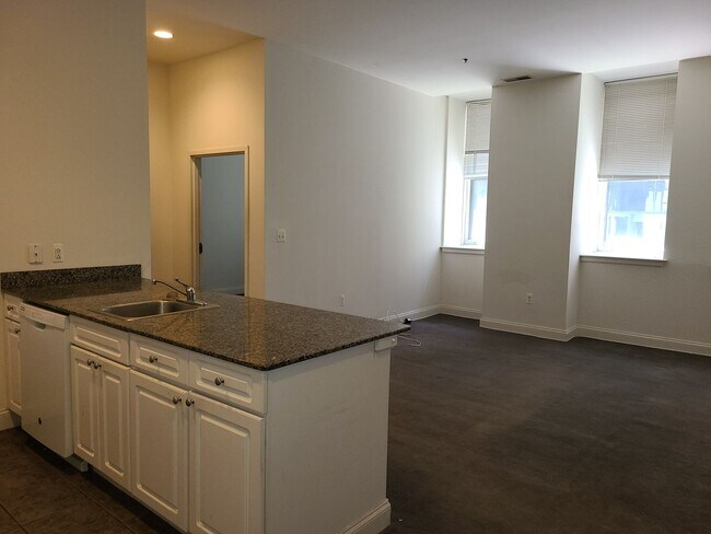 Foto del edificio - Large 2 Bed/1 Bath Apartment in The Victor...