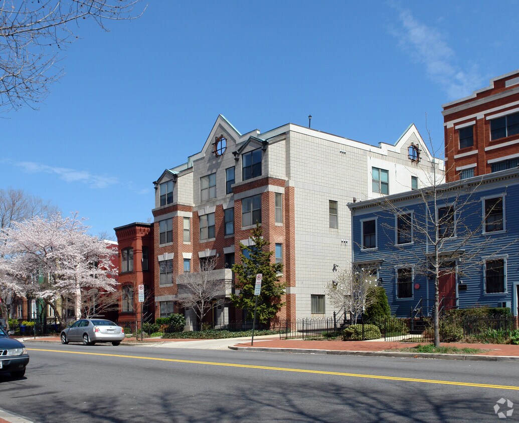 Building Photo - 327 8th St NE