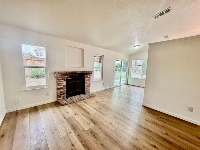 Foto del edificio - NEWLY REMODELED - 3 Bedroom 2 Bath Home for Rent