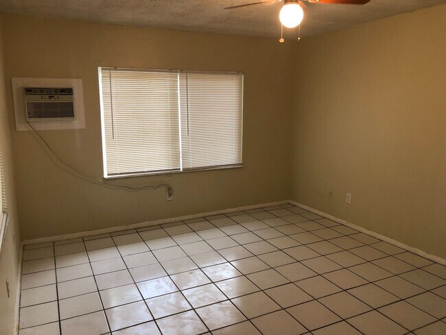 Building Photo - Large 2-1 duplex