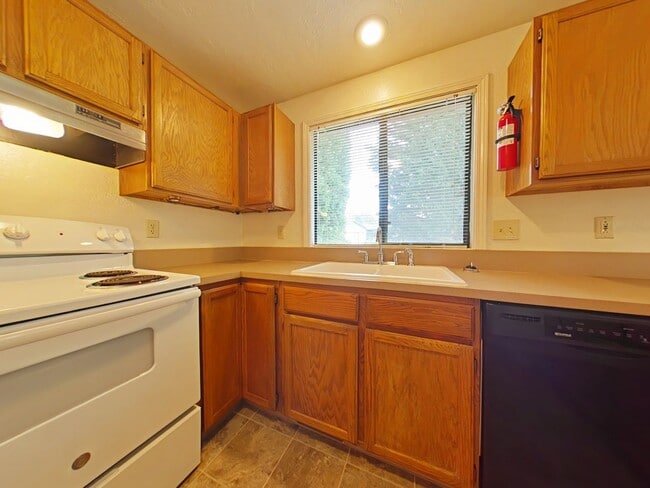 Building Photo - 3 Bedroom House ~ North Corvallis ~ Pet Fr...
