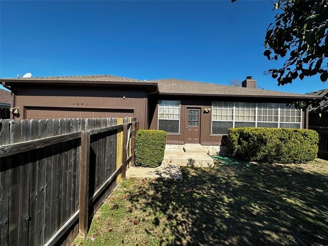 Building Photo - 1041 Disraeli Cir