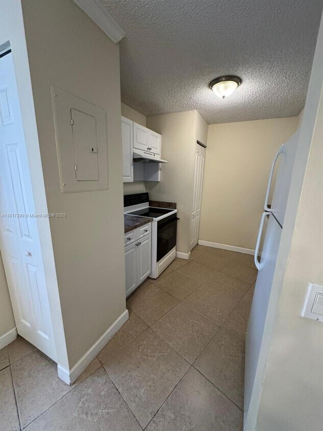 Foto principal - 8630 SW 3rd St