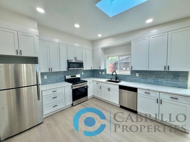 Building Photo - Modern 1 Bed / 1 Bath with Private Yard in...