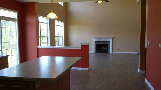 Building Photo - 10999 Manhattan Dr