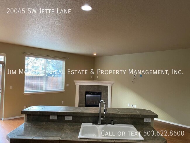 Building Photo - Spacious Two Story House!