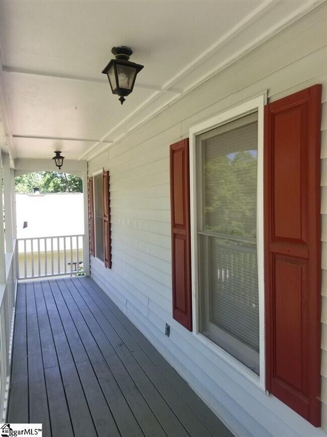 Building Photo - 3 bedrooms, 2.5 bath, 2 car garage- Simpso...