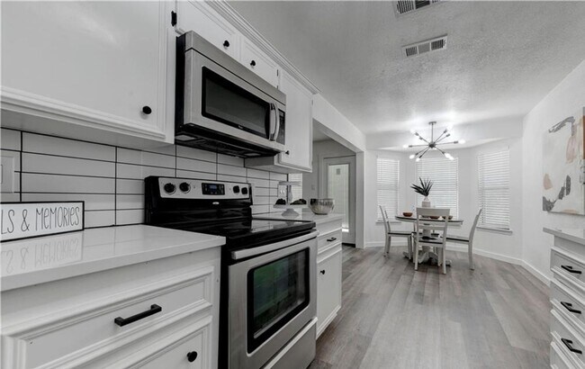 Building Photo - Completely remodeled 3-bedroom 2-bathroom ...