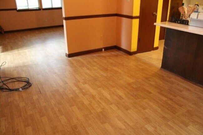 Foto del edificio - 7560 Taylor Rd., #5