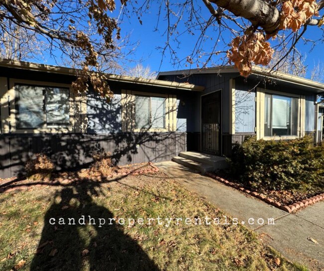 Foto del edificio - 3361 Canyon Dr