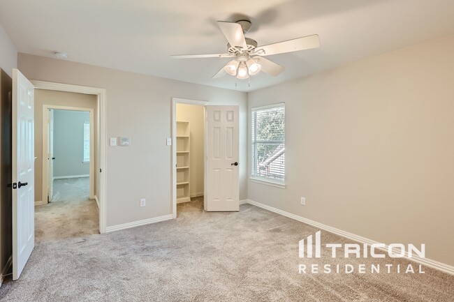 Building Photo - 2817 Deerhurst Dr