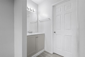 Building Photo - 8703 Victorian Village Dr