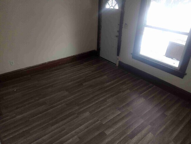 Building Photo - 49 E Archwood Ave