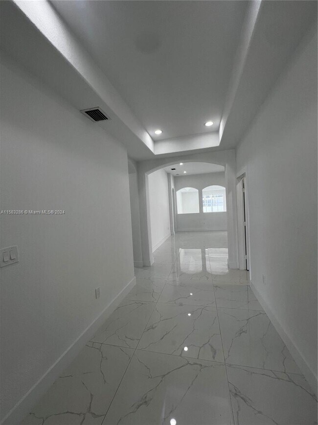 Building Photo - 14939 SW 11th Ln