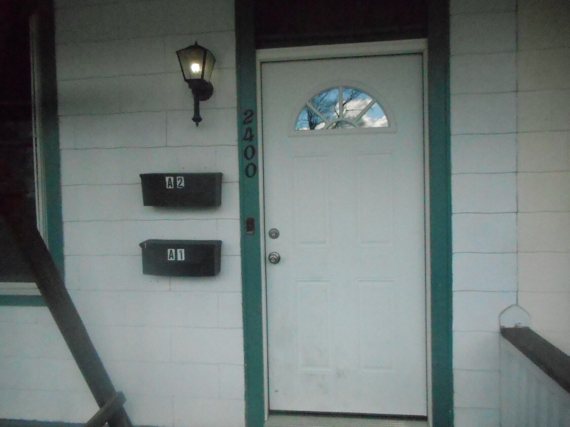 private entrance - 2400 Boas St