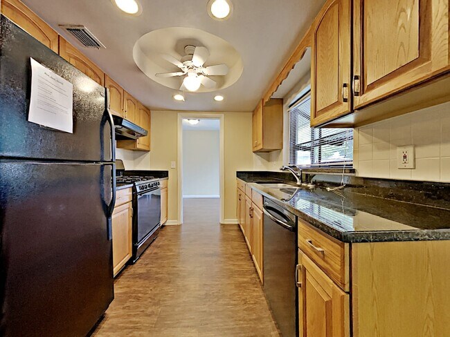 Building Photo - 206 Lochinvar Dr