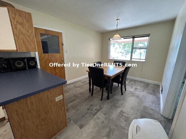 Building Photo - Charming 3 bed/2 bath home in a great loca...