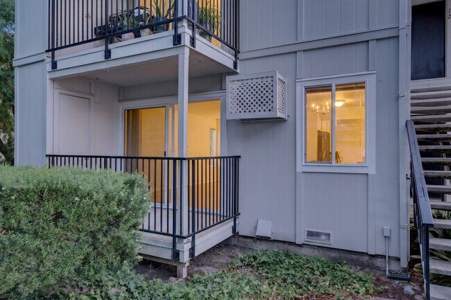 Foto del edificio - Beautifully Updated 2BR Condo with New Appliances & Community Pool