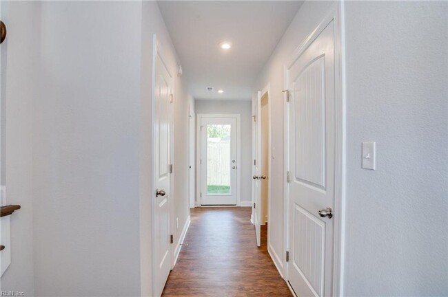 Building Photo - Like-New Two-Unit Condo in Sought-After Ch...