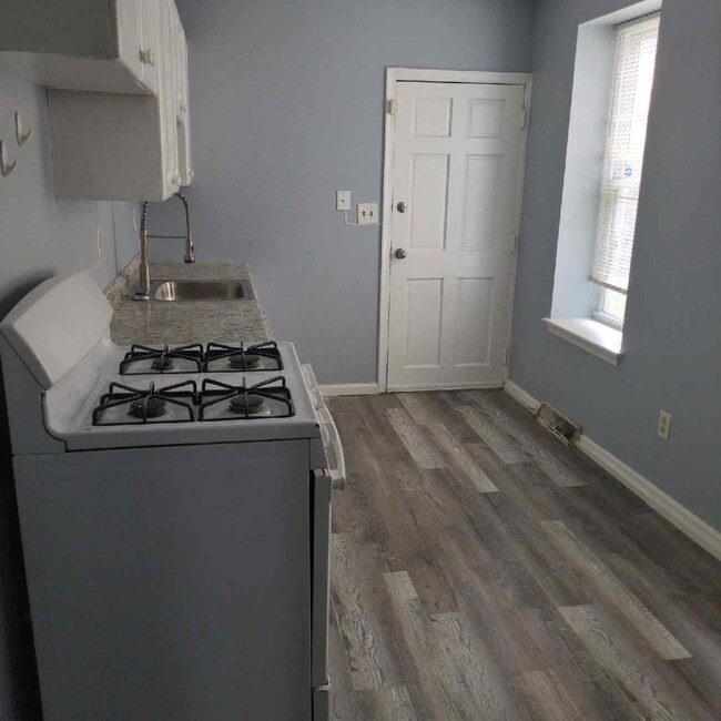 Photo - 842 N Madison St Townhome