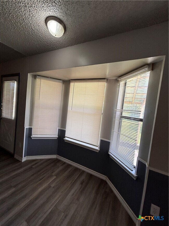 Building Photo - 2204 Lamplight Dr