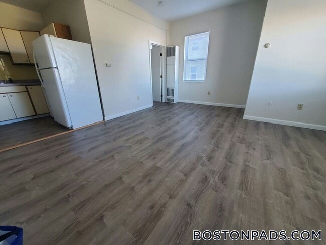 Building Photo - 543 Middle St