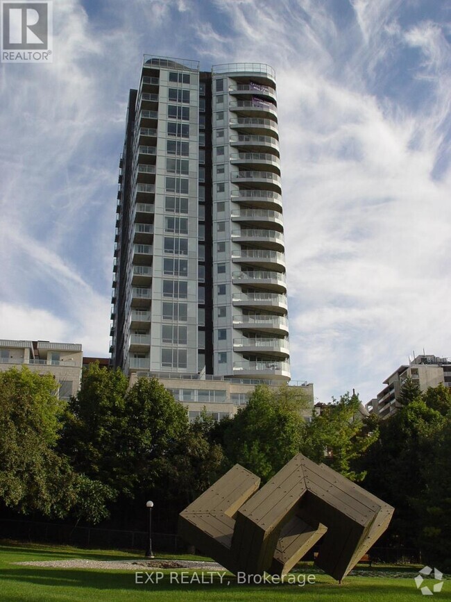 Building Photo - 428-1428 Sparks St.