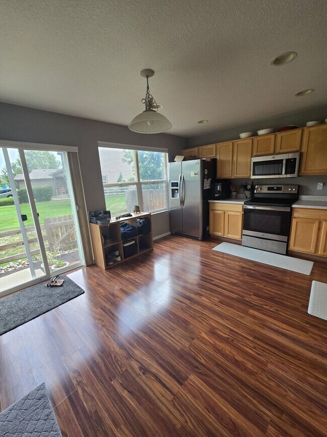 Building Photo - Updated 3BR Townhouse with Garage Availabl...