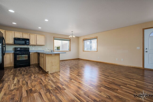 Building Photo - SPACIOUS UPDATED TOWNHOME WITH IN-UNIT LAU...